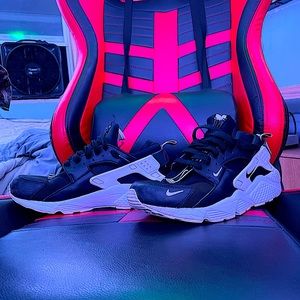 Nike air huraches black and white